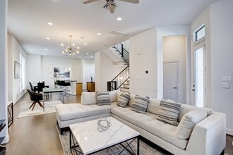 Building Photo - 902 Roy St