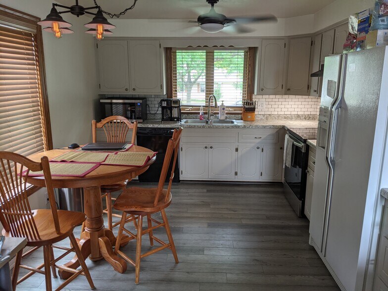 Building Photo - 809 W Ridgeview Dr