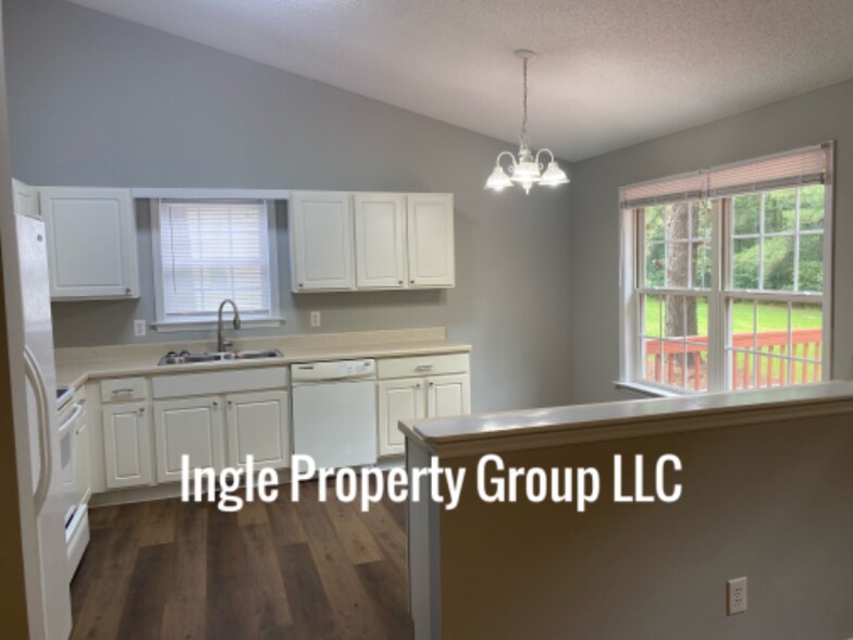 Building Photo - 375 Sommerset Dr