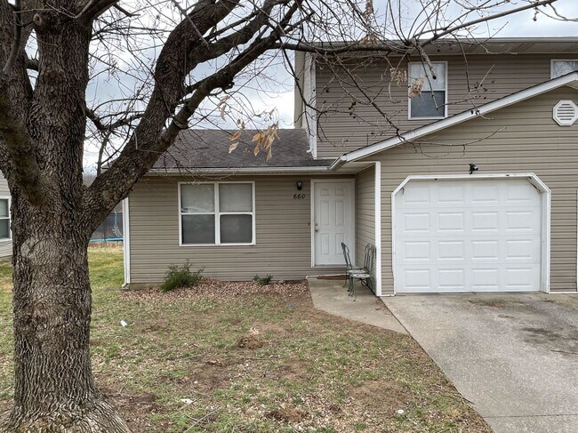 Primary Photo - 660-662 W. Country Squire Ct.