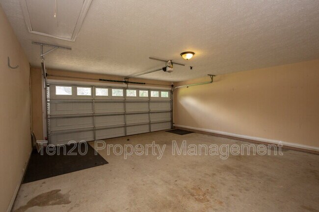 Building Photo - 11 Leah Ct