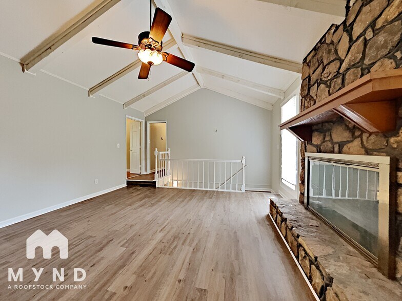 Building Photo - 204 Moon Cir