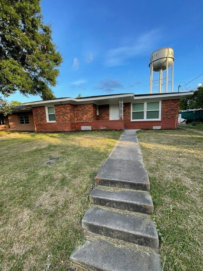 Primary Photo - Newly Renovate 4 bedroom 2 bath Home in Li...