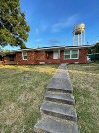Building Photo - Newly Renovate 4 bedroom 2 bath Home in Li...