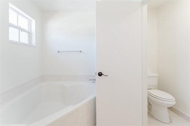 Building Photo - 10646 Lake Oak Way