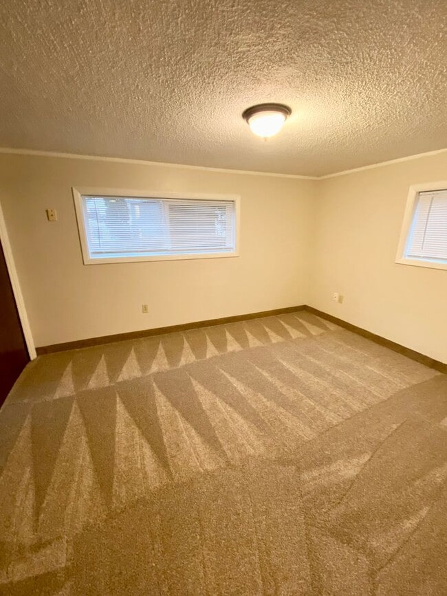 Building Photo - Large 3 Bedroom Split-Level Home With Office!