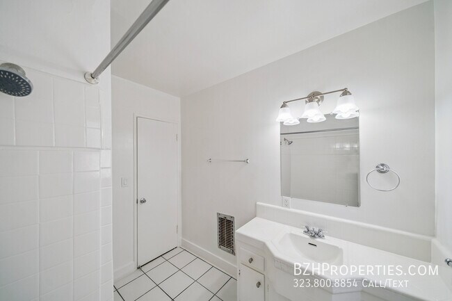 Building Photo - 5335 Vantage Ave