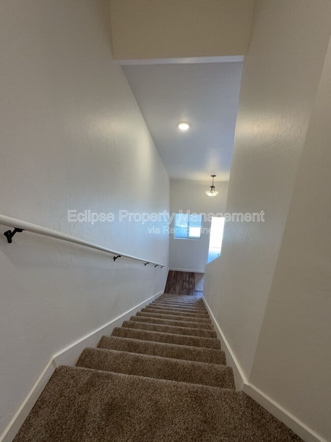 Building Photo - 250 Sasha St