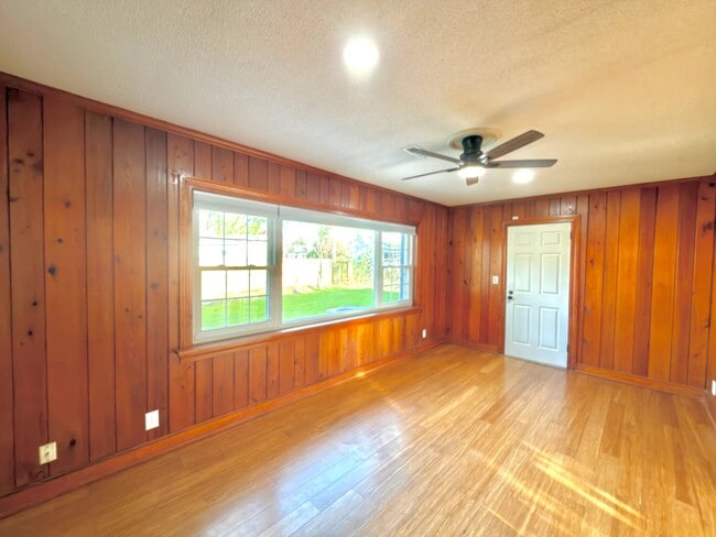 Building Photo - 1216 Eastwood Ave