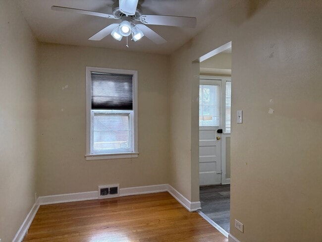 Building Photo - HOME SWEET HOME! 2 Bed / 1 Bath Townhome Available in Oak Park!