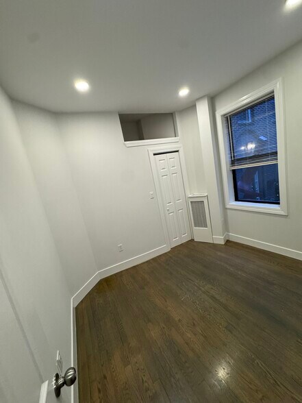 Building Photo - 24 Phillips St