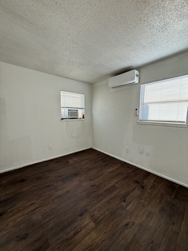 Building Photo - 824 Vanda Ave