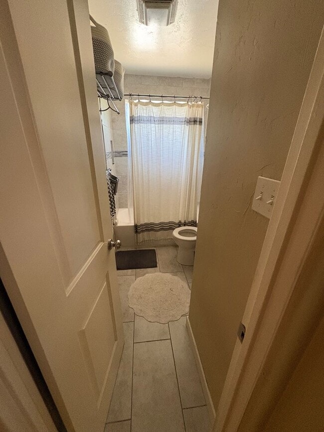 Building Photo - Updated 2BD Duplex | Edgewater Location
