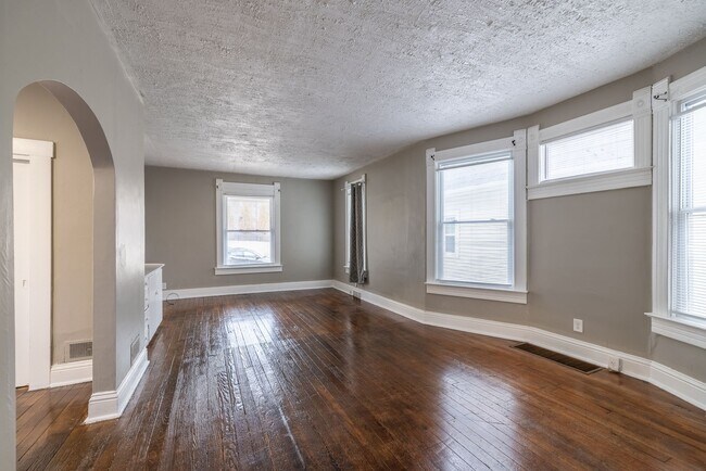 Building Photo - 3 Bedroom Midtown Home!