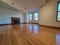 Building Photo - Charming Vintage Second Floor Duplex with In-Unit Laundry in Heart of Oak Park