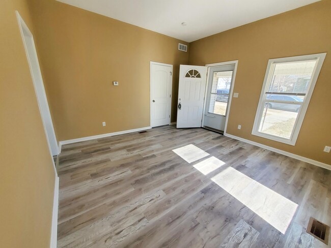 Building Photo - 2208 Bird Ave