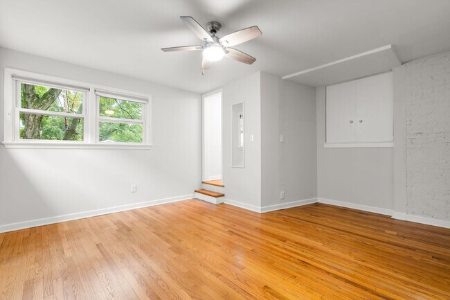 Building Photo - 3 Bed 2 Bath - Takoma Park Split Level - 1...