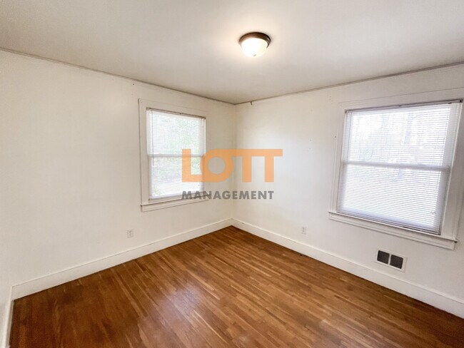 Building Photo - 216 Mountain View Cir