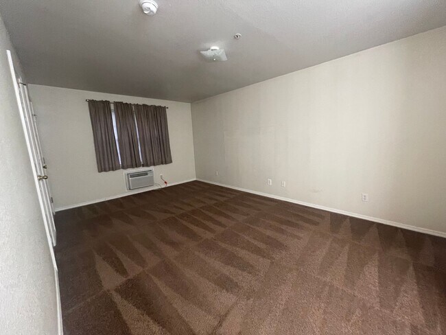 Building Photo - 200 Golf View Dr