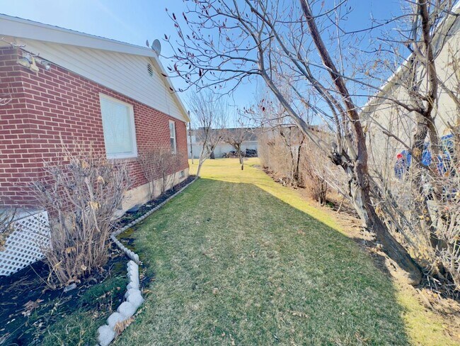 Building Photo - 1657 N 400 W