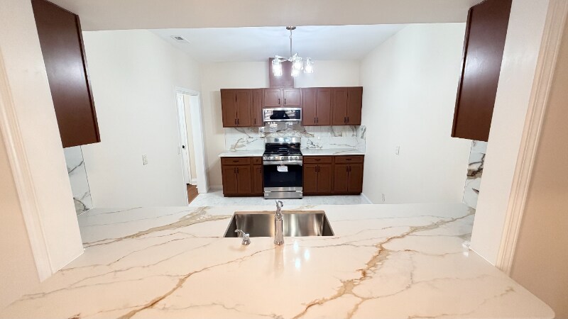 Building Photo - 11 Hillshire Dr