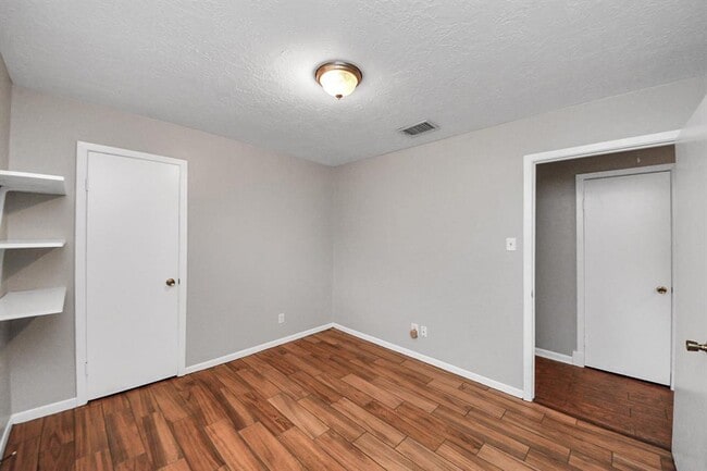 Building Photo - 9422 Val Verde St