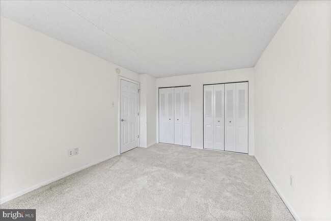 Building Photo - 3207 Valley Dr