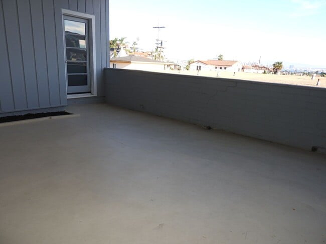 Building Photo - WOW views from this classic 3 bed 2 bath home