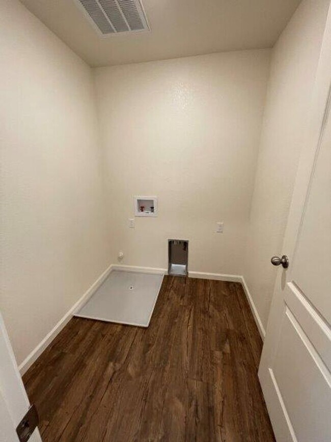 Building Photo - 5 Bedroom Close to Beale Air Force Base