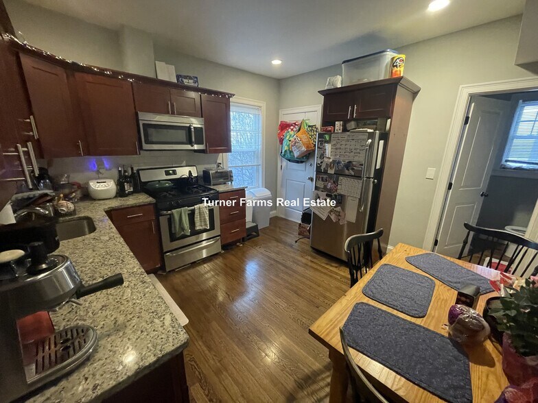 Building Photo - 47 Beech Glen St