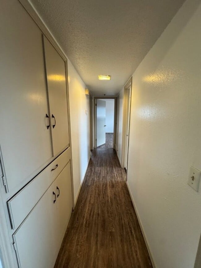 Building Photo - 2 bed 2 bath duplex refreshed with new flo...