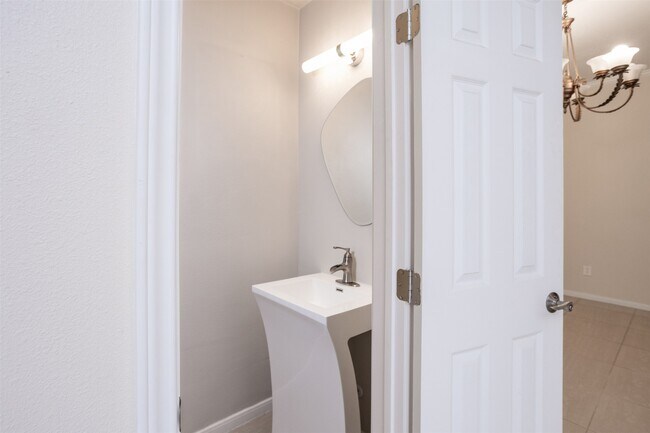 Building Photo - 9800 Pagewood Ln