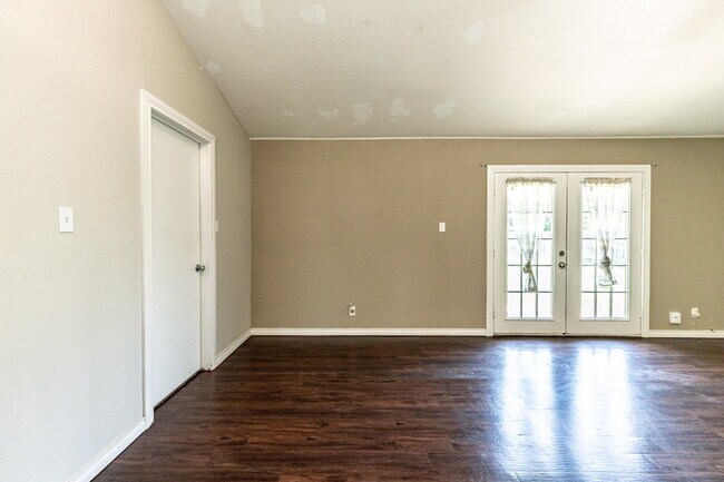 Building Photo - Sharp 3 Bedroom in LISD