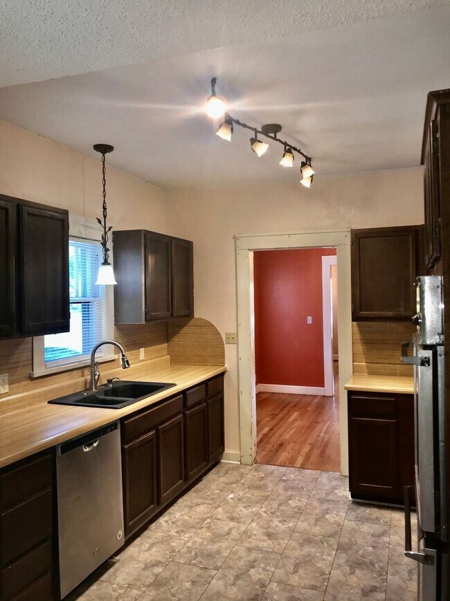 Building Photo - 4 Bedroom, 2 Bath in Sunset Terrace!