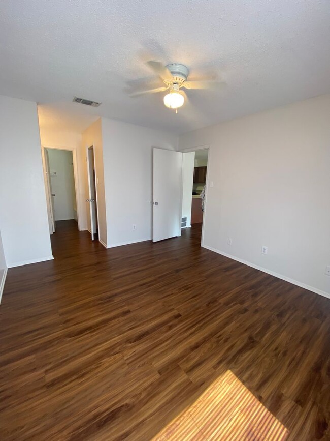 Building Photo - Langtry Apartments- 1 Bedroom 1 Bathroom