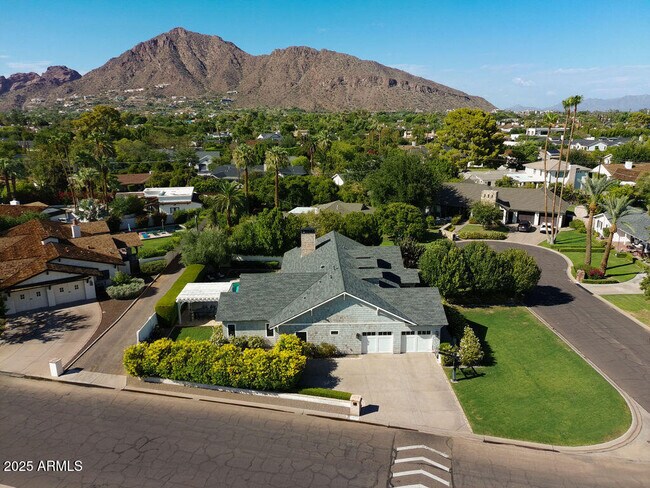 Building Photo - 5838 E Calle Del Paisano