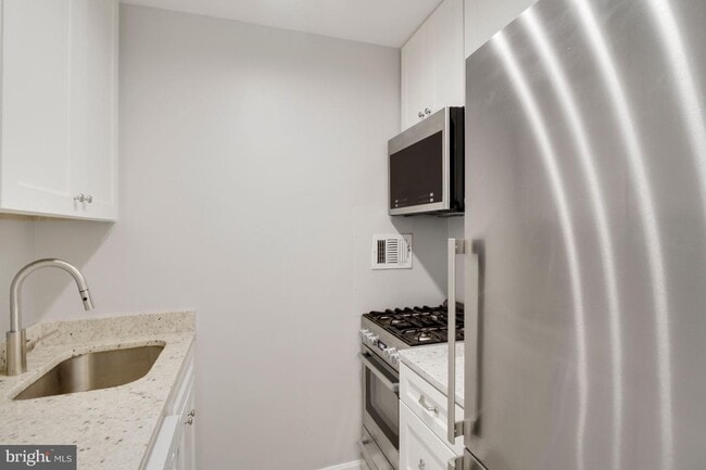 Building Photo - 4 Monroe St