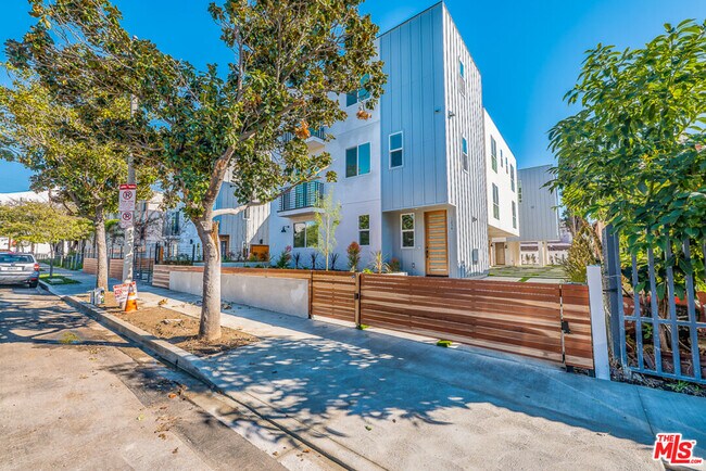 Building Photo - 1236 Beachwood Dr