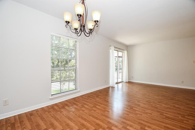 Building Photo - 2824 Briarhurst Dr
