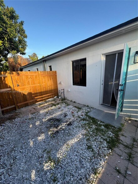 Building Photo - 1116 NE 15th Ave