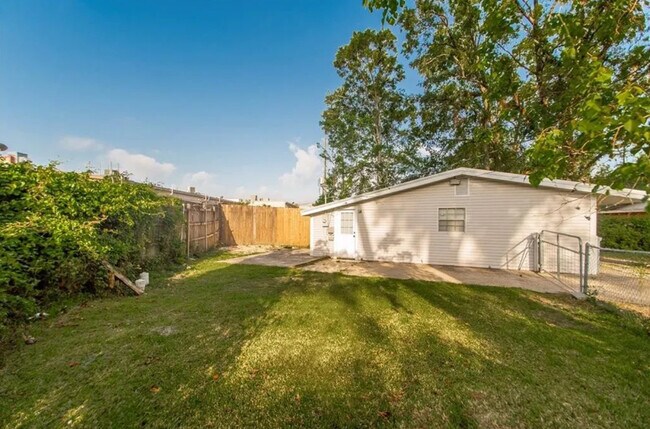 Building Photo - 201 Dixie Dr