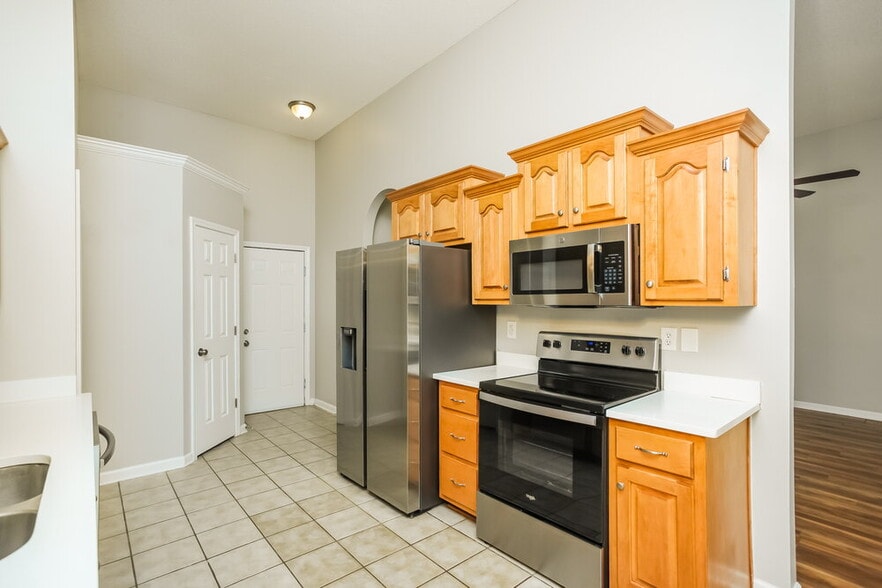 Building Photo - 8911 Oak Grove Blvd