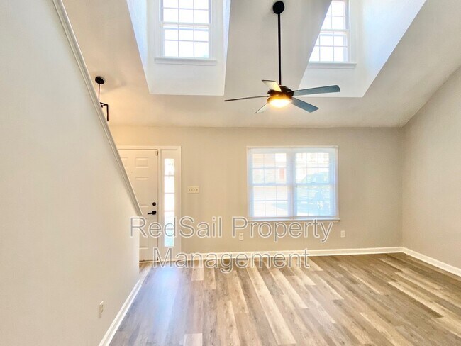 Building Photo - 384 Kinsmen Way