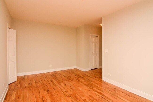 Building Photo - 6265 W Cornelia Ave