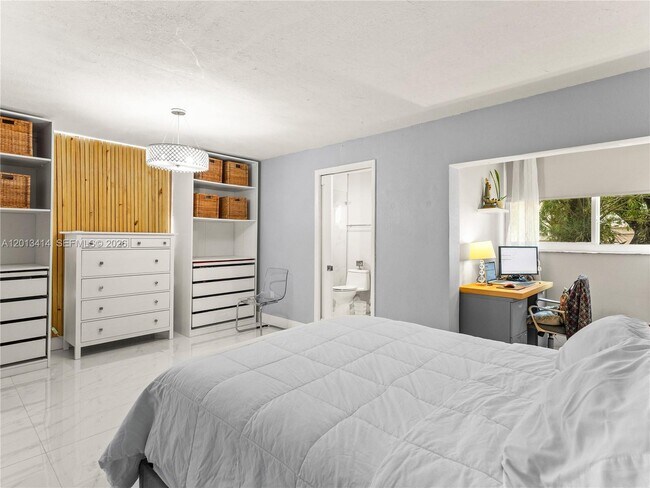 Building Photo - 9133 Fontainebleau Blvd