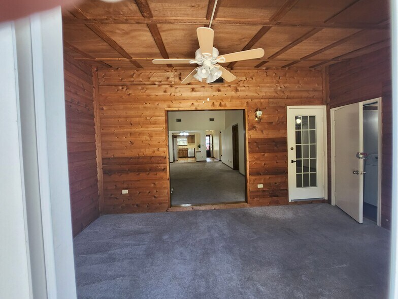 Nature wood paneling - 35097 Whispering Oaks Blvd