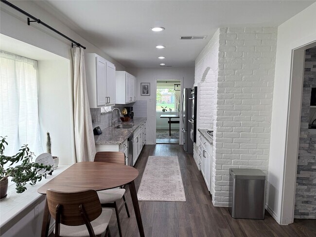 Building Photo - 1504 Summertree Ct