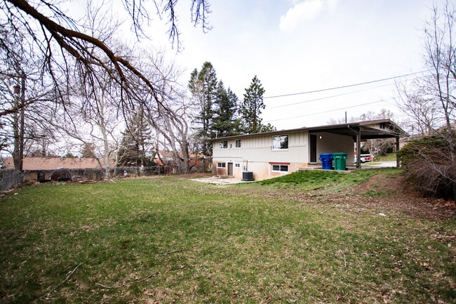 Building Photo - 732 Hislop Dr