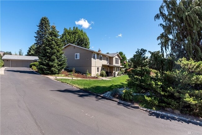 Building Photo - Amazing Views & Amazing 4 Bedroom/3 Bath H...