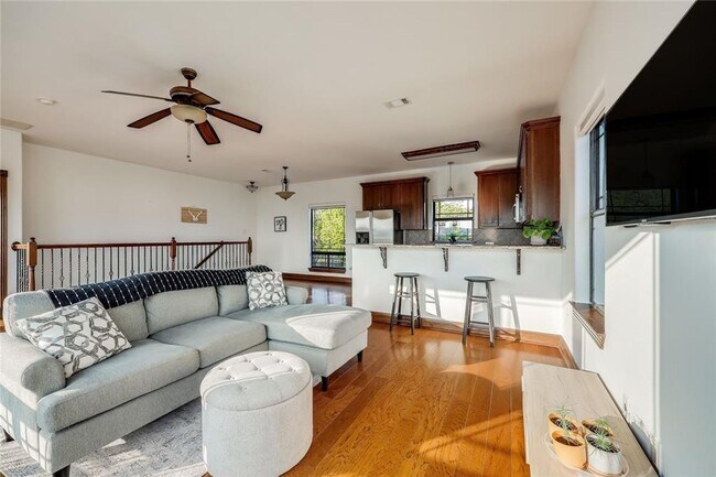 Building Photo - Luxury Tuscan Villa Retreat with Lake Views